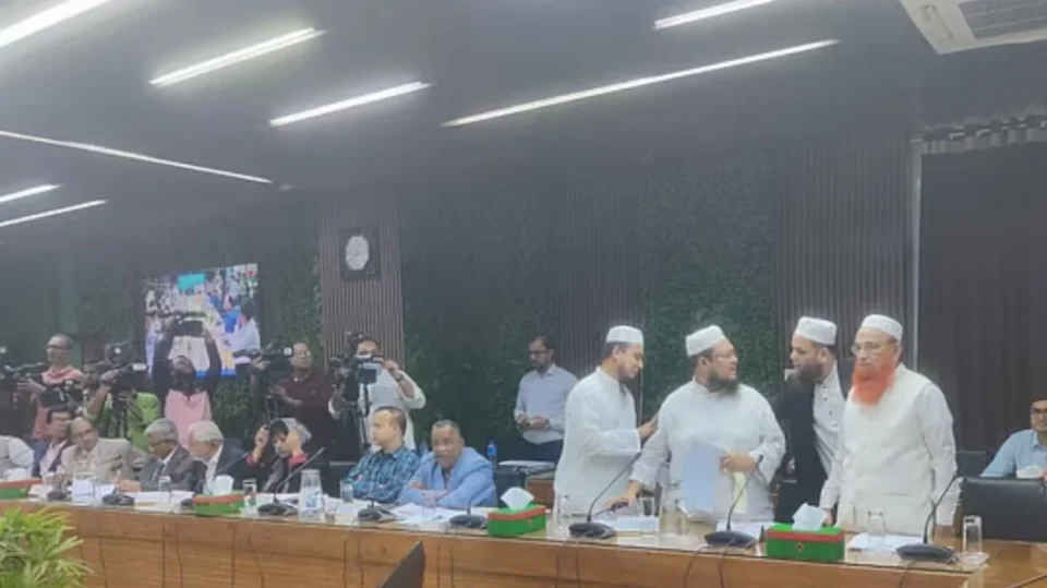 নির্বাচন কমিশনে