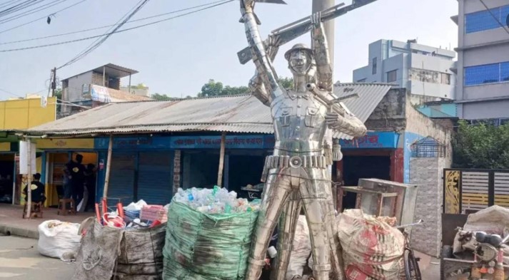 বীর মুক্তিযোদ্ধাদের ভাস্কর্য এখন ভাঙারির দোকানে