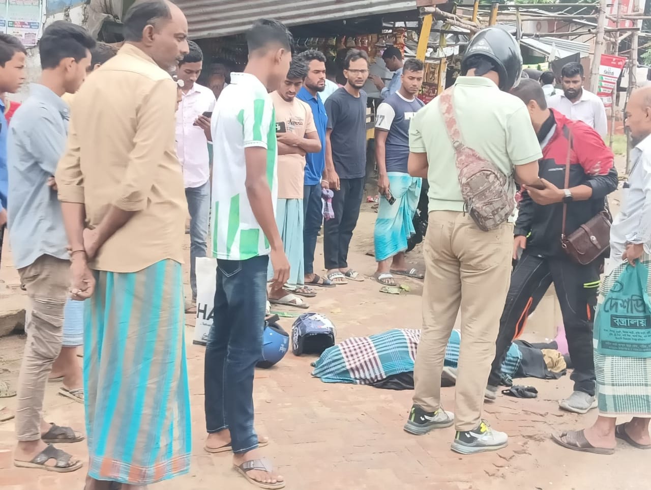 পটিয়ায় বাইক থেকে পড়ে বাসচাপায় নারীর মর্মান্তিক মৃত্যু