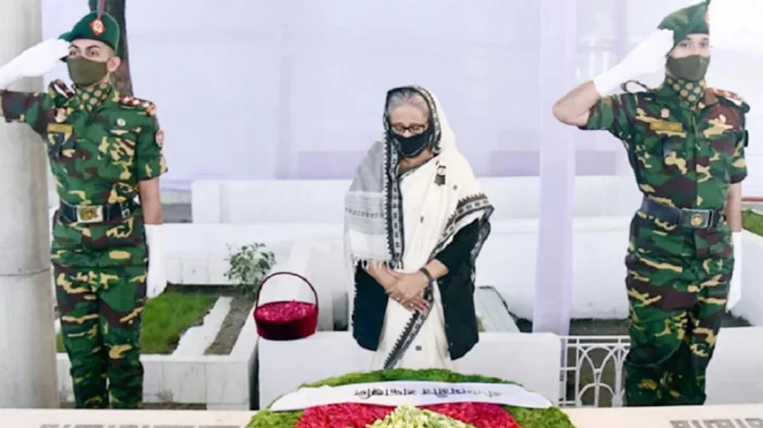 বুধবার সকাল সাতটা ১০ মিনিটে রাজধানীর বনানী কবরস্থানে শেখ রাসেলসহ ১৫ আগস্ট নিহত শহীদদের প্রতি শ্রদ্ধা জানান প্রধানমন্ত্রী শেখ হাসিনা। ছবি: সংগৃহীত