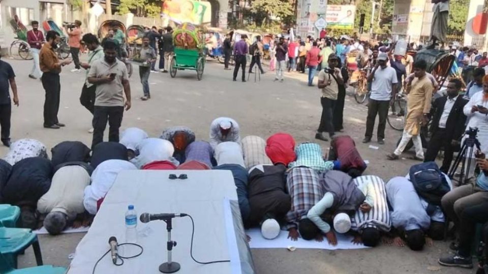 বিচারের তৃপ্তিতে সেজদা-মোনাজাত